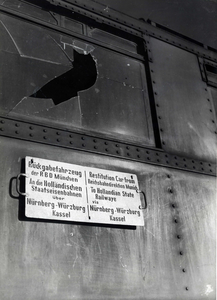 157330 Afbeelding van een koersbord aan een uit Duitsland na de oorlog teruggekeerd rijtuig mat. 1924 ( Blokkendoos ) ...